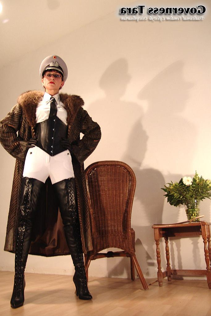 15P Mature but strict mistress in leather and fur coat posing