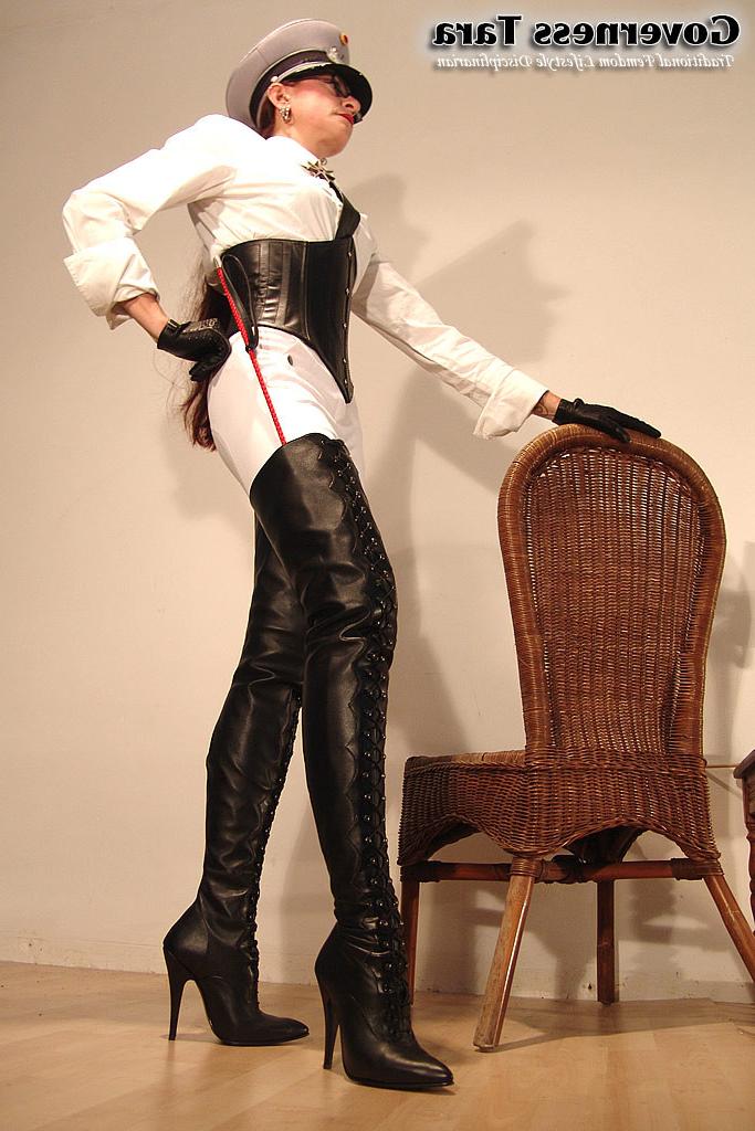 15P Mature but strict mistress in leather and fur coat posing