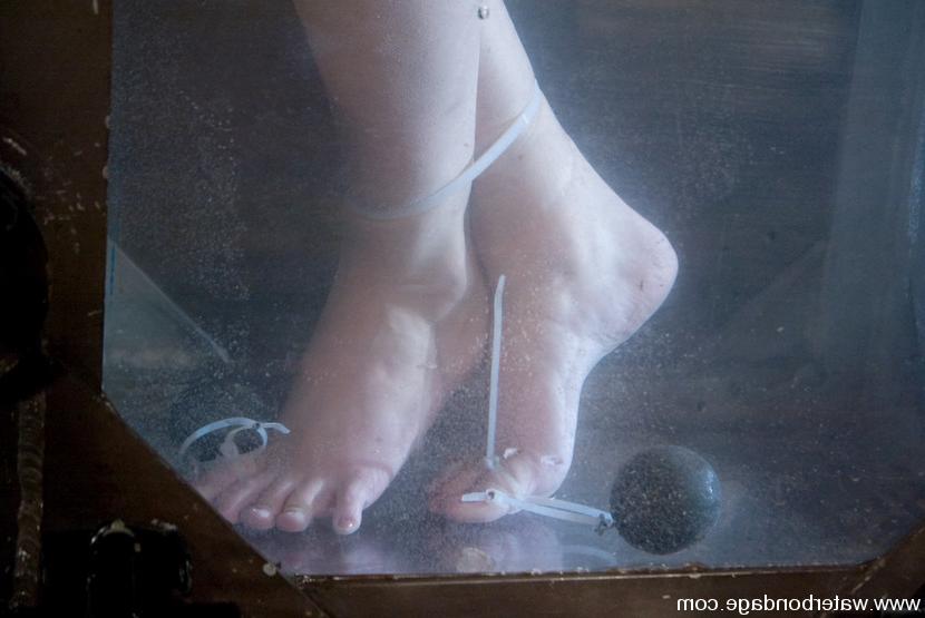 15P Athletic hottie Wenona is tied, fucked and sprayed