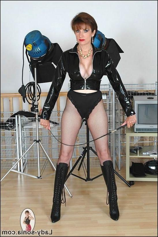 15P mature dominatrix posing in latex