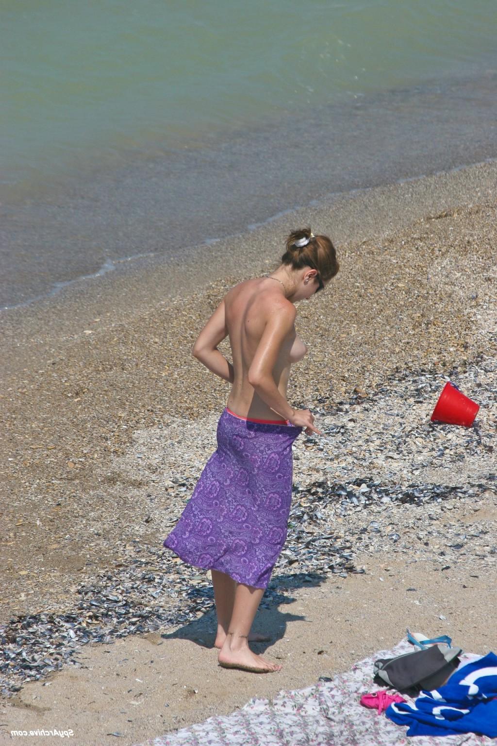 15P Cute topless girl gets caught on voyeurs camera