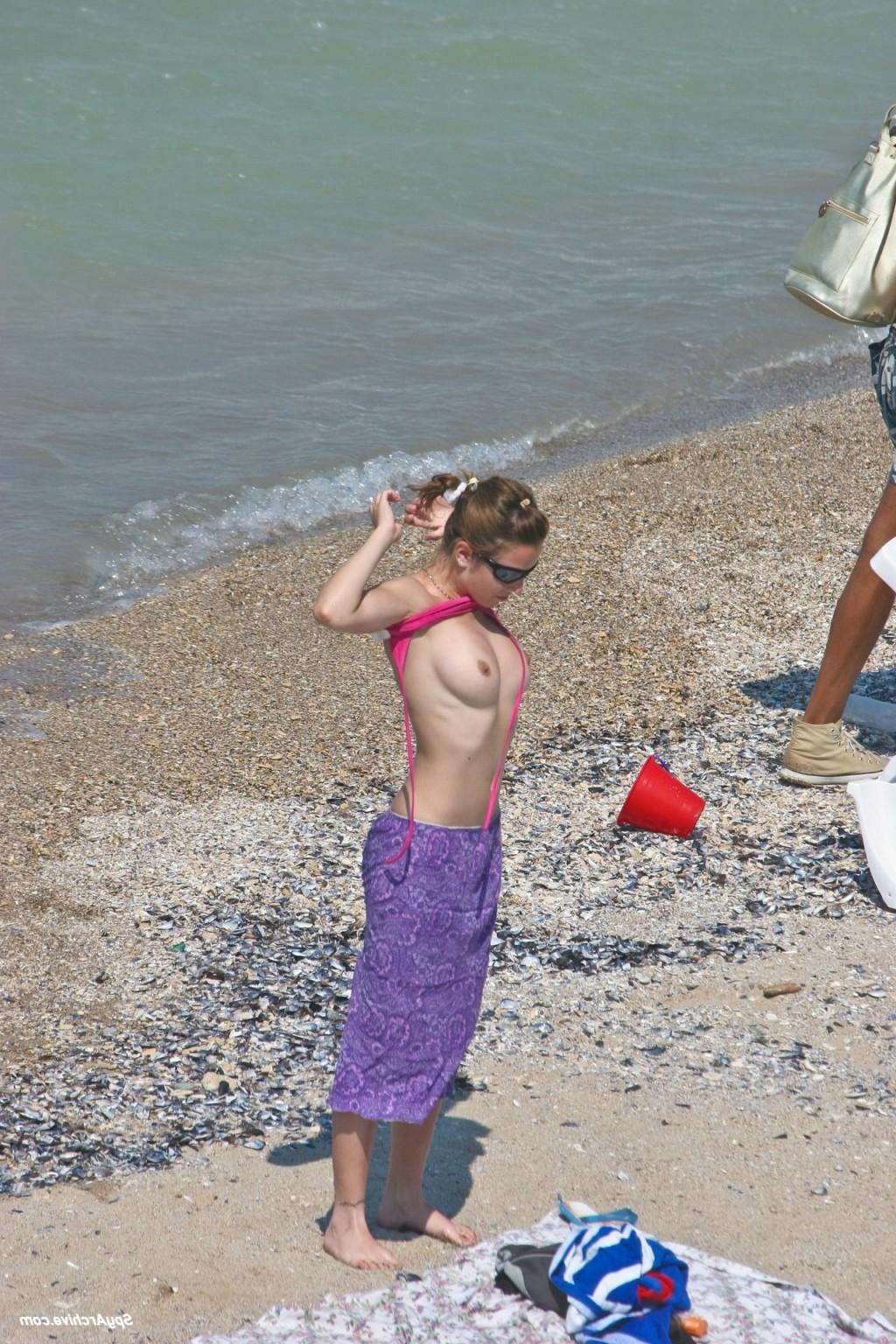 15P Cute topless girl gets caught on voyeurs camera