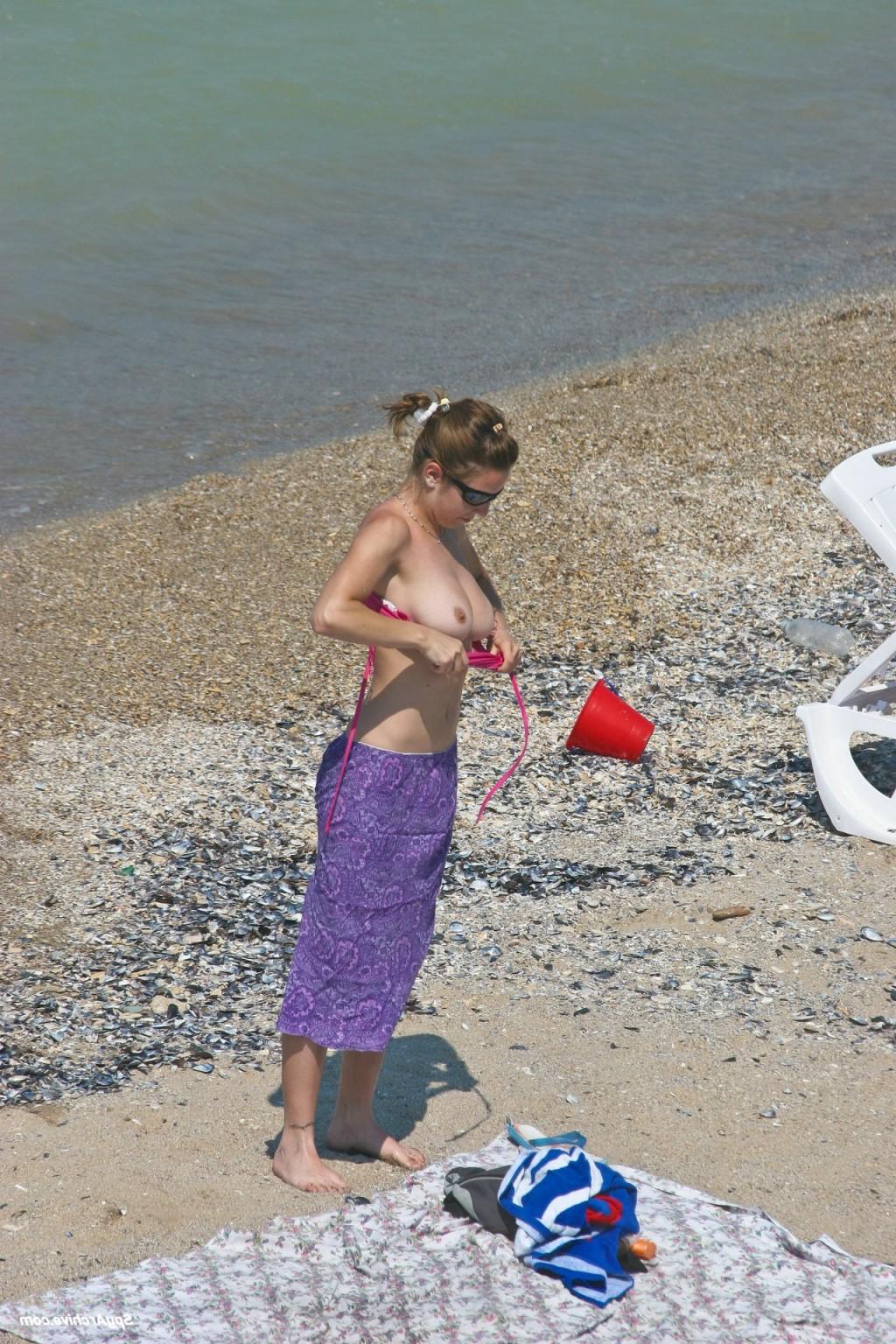 15P Cute topless girl gets caught on voyeurs camera