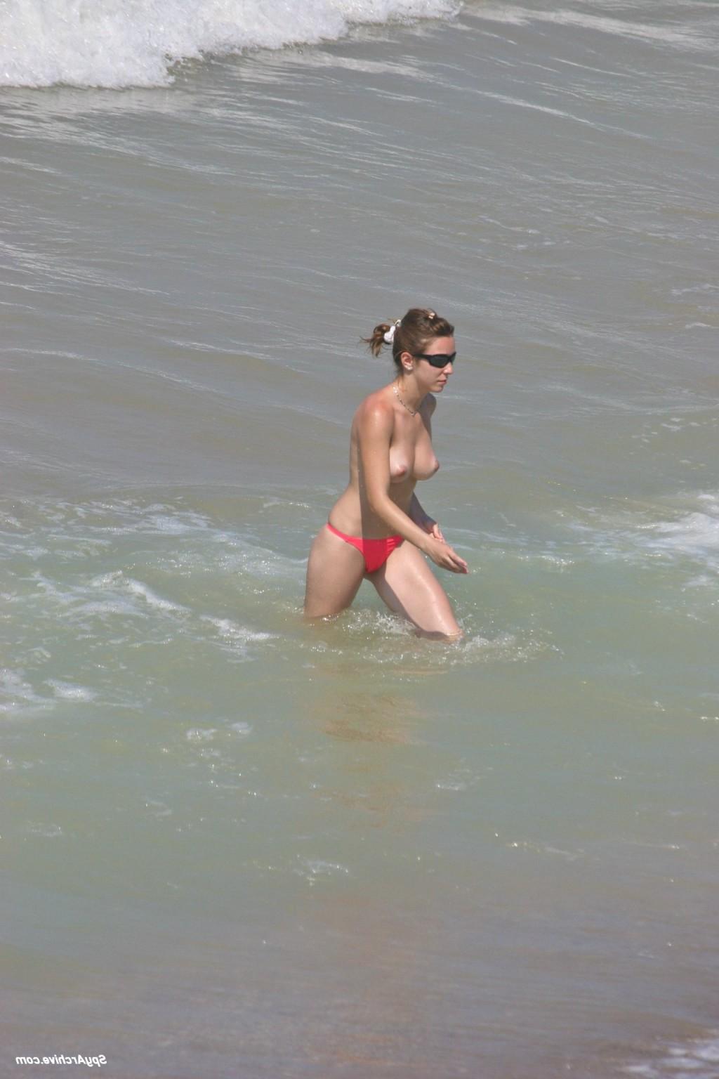 15P Cute topless girl gets caught on voyeurs camera