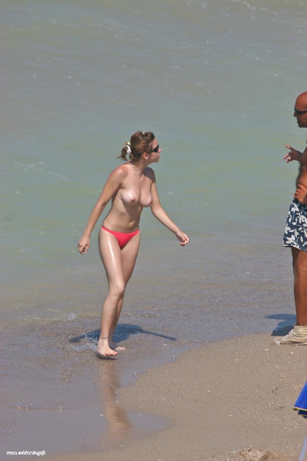 15P Cute topless girl gets caught on voyeurs camera