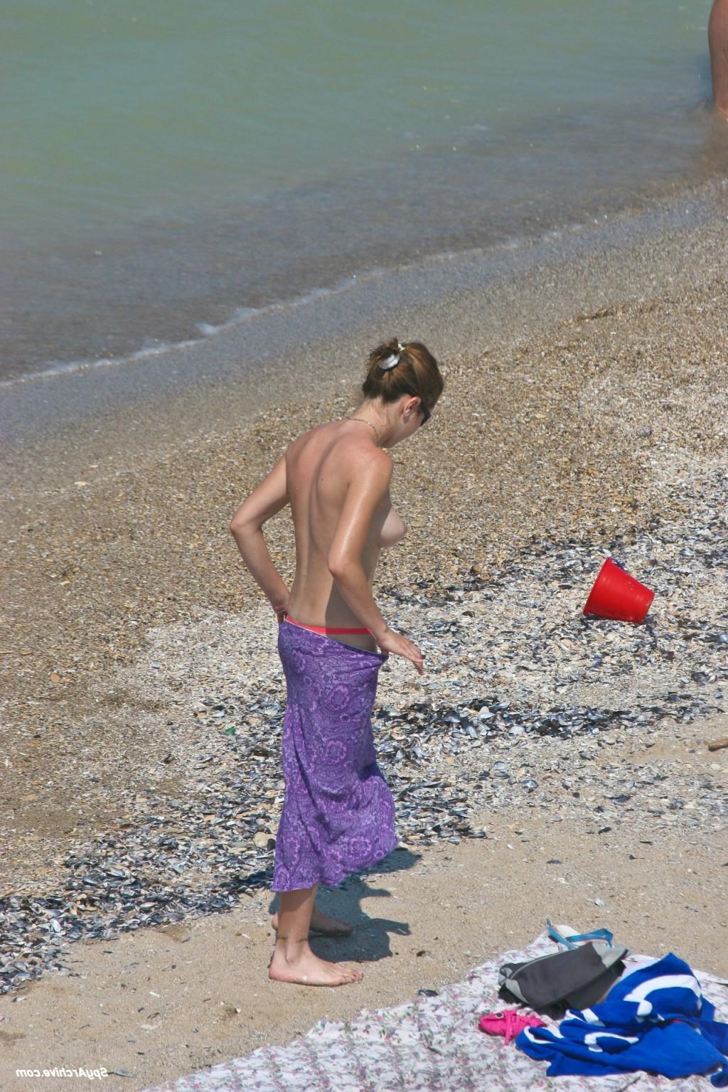 15P Cute topless girl gets caught on voyeurs camera