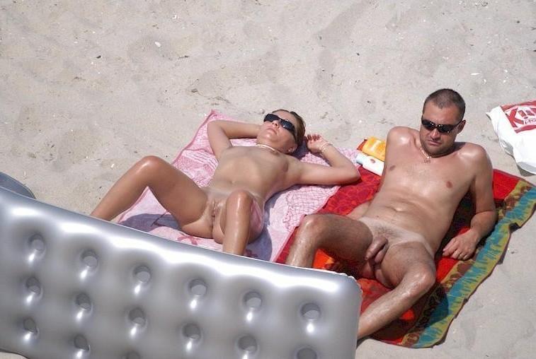 15P Amateur friends give a show with their love of nudism