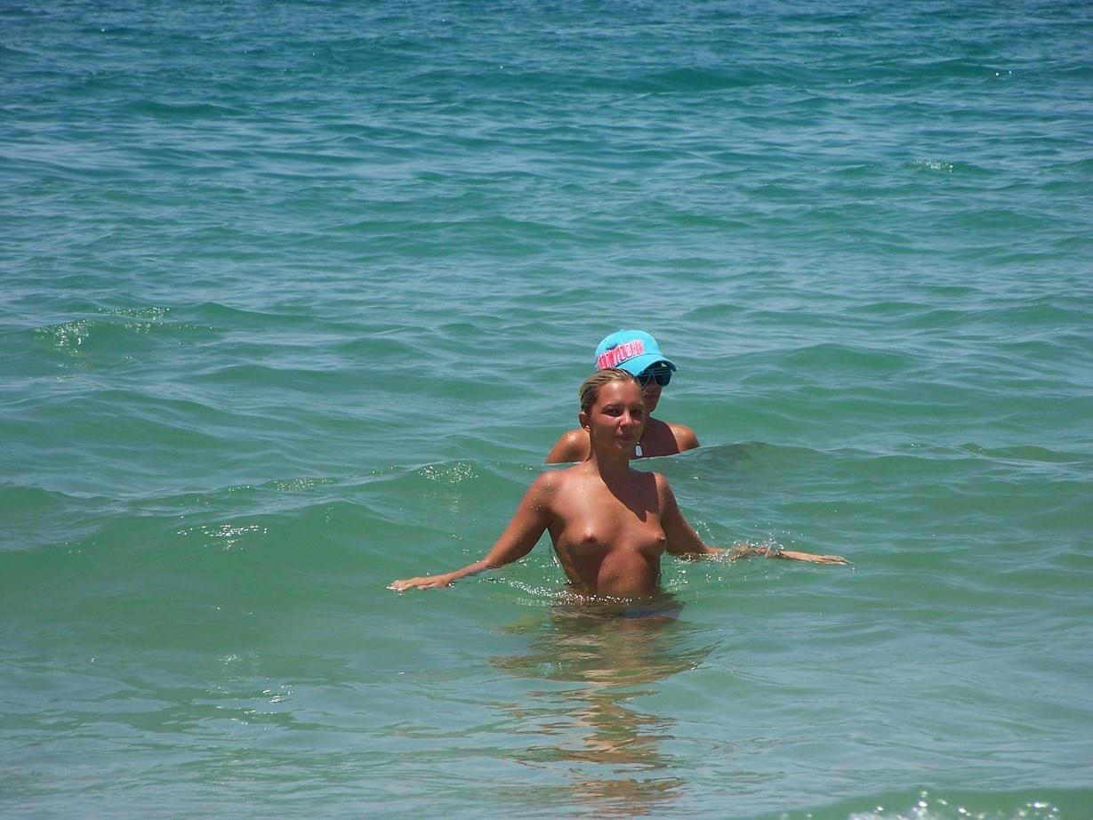 15P Voyeur shots of a gorgeous nudist babe sunbathing