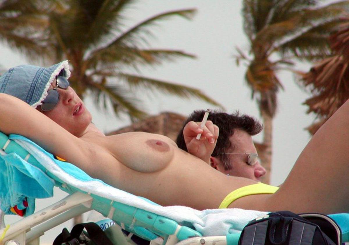 15P Voyeur shots of a gorgeous nudist babe sunbathing