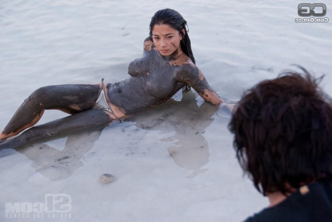 11P Australian Babe Jessica Gomes topless at the Beach