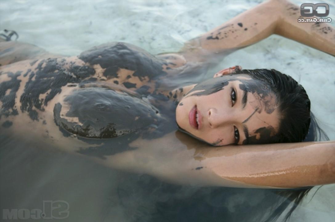 11P Australian Babe Jessica Gomes topless at the Beach