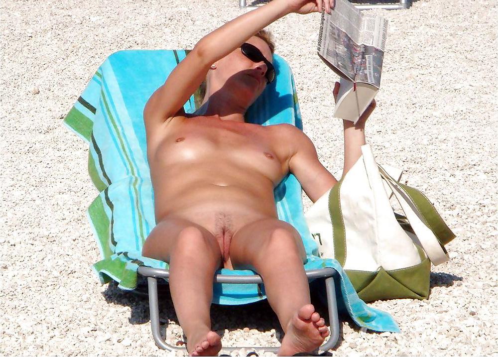 15P Young nudist not afraid to pose nude in public