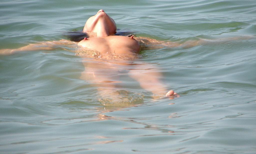15P Busty nudist not afraid to pose nude in public