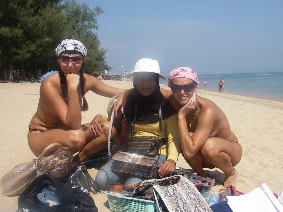 15P Nudist girls lay out in the sun totally exposed