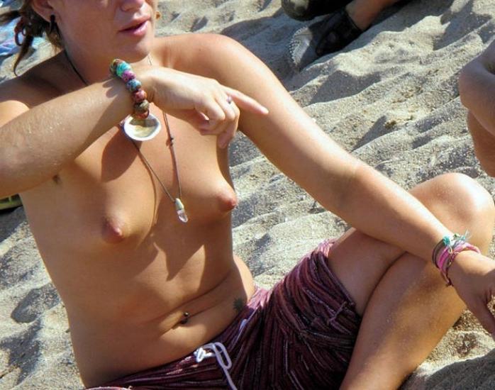 15P Young nudist not afraid to pose nude in public