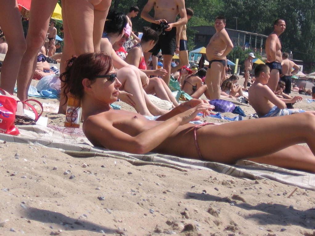15P The heat doesn't affect this nude sunbathing chick