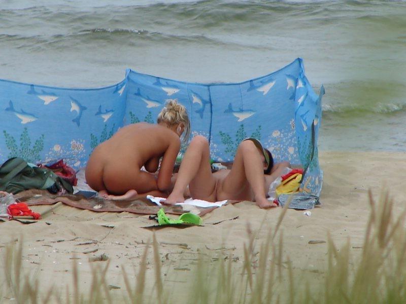 15P The heat doesn't affect this nude sunbathing chick