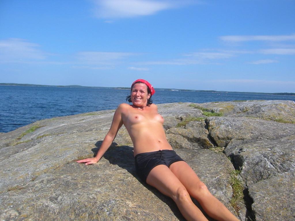 15P The temperature is rising thanks to these nudists