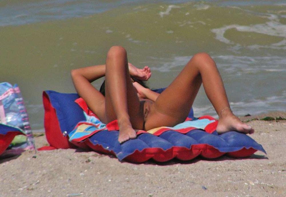 15P Blonde nudist not afraid to pose nude in public