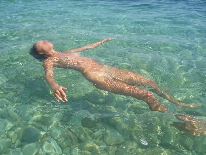 15P Blonde nudist not afraid to pose nude in public
