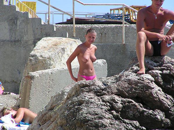 15P Blonde nudist not afraid to pose nude in public