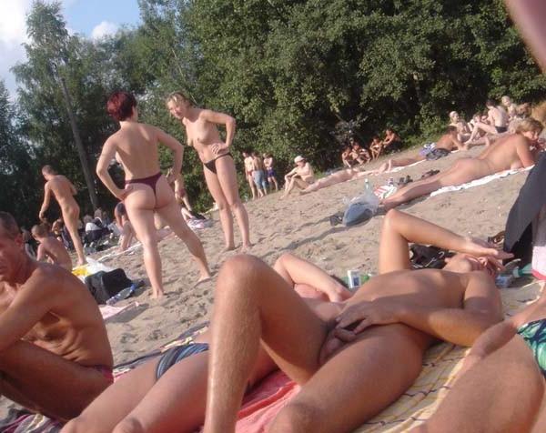 15P Blonde nudist not afraid to pose nude in public
