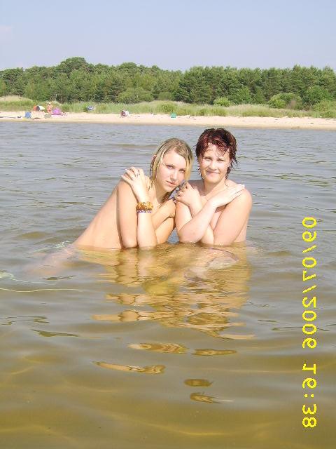 15P Nude teen friends expose themselves in the water