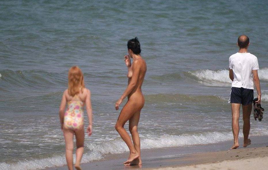 15P Sexy friends give a show with their love of nudism