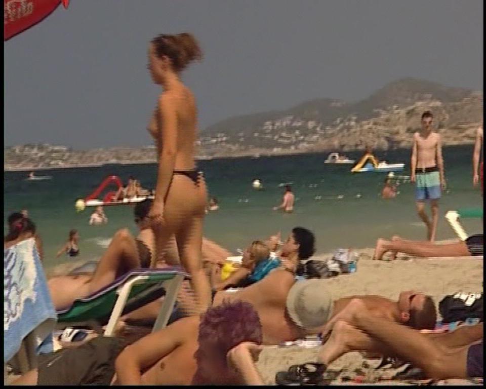 15P Raven haired teen nudist lays out in the hot sun