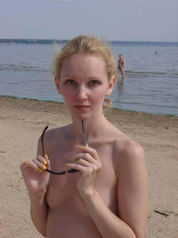 15P Amazing nude babe shows off her sexy naked body