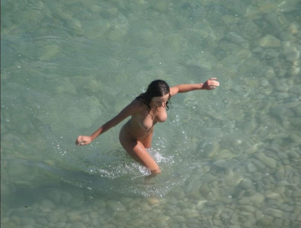 15P Amazing nude babe shows off her sexy naked body