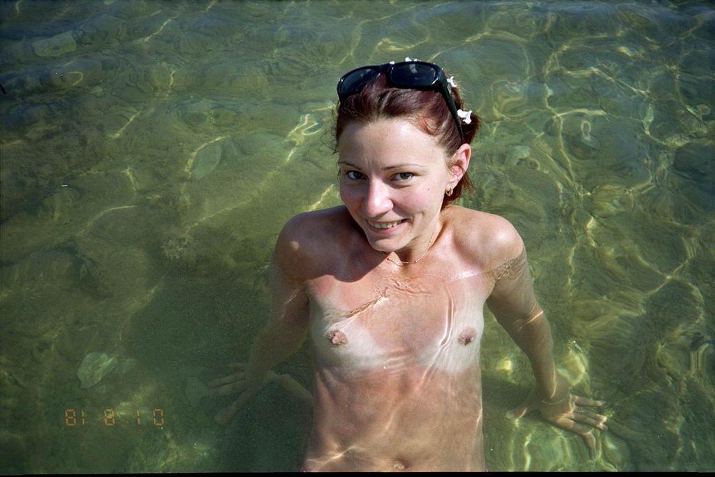 15P Amazing nude babe shows off her sexy naked body