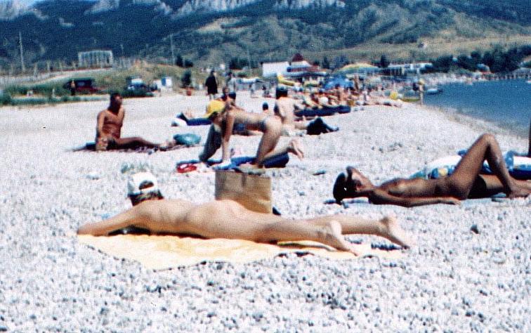 15P Amazing nude babe shows off her sexy naked body
