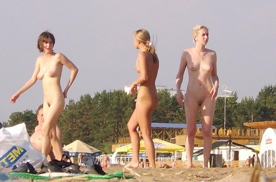 15P Sexy nudist not afraid to pose nude in public