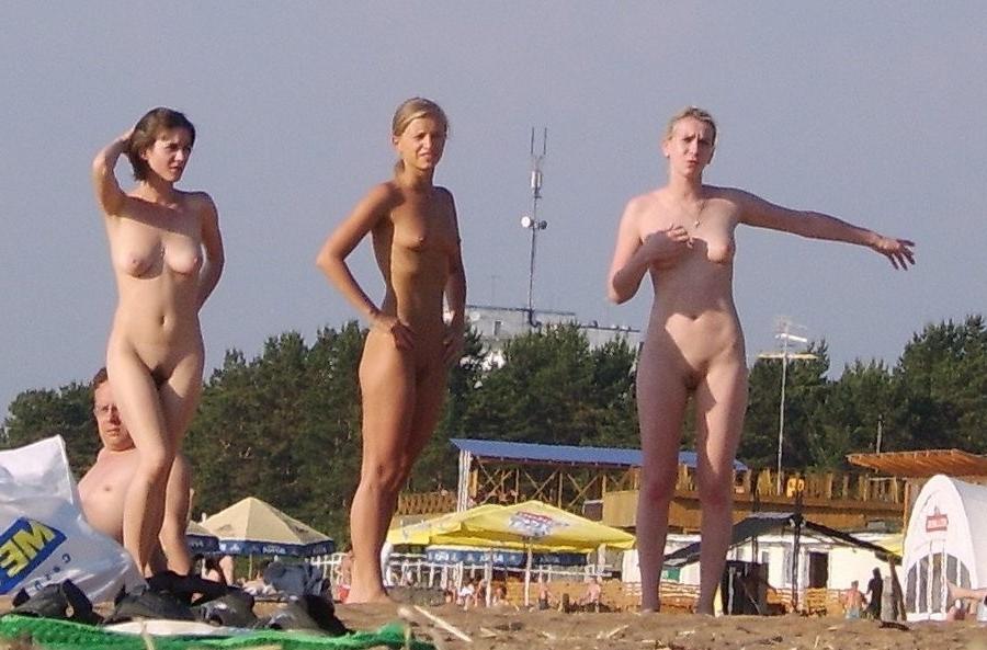 15P Sexy nudist not afraid to pose nude in public