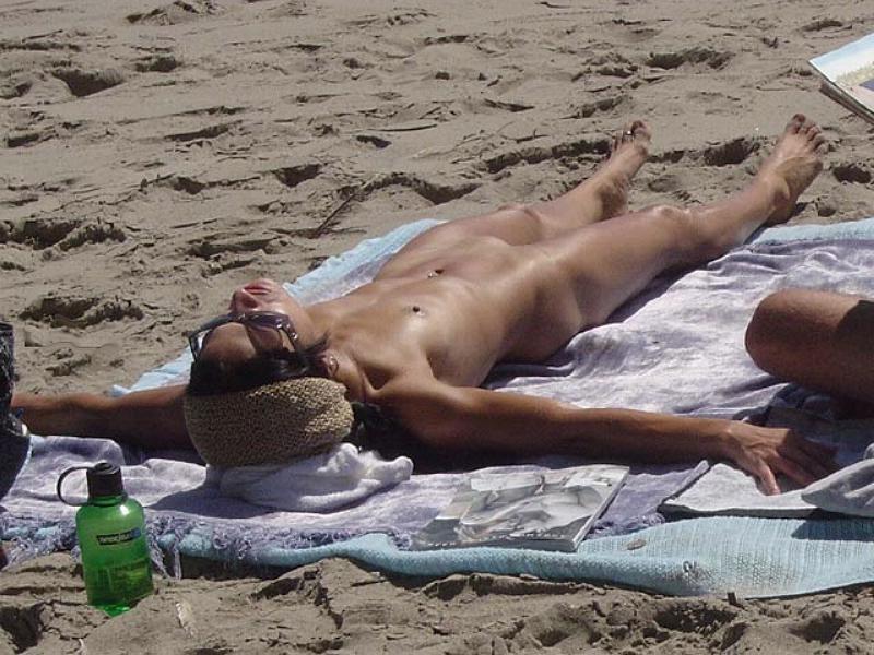15P Nudist girls lay out in the sun totally exposed