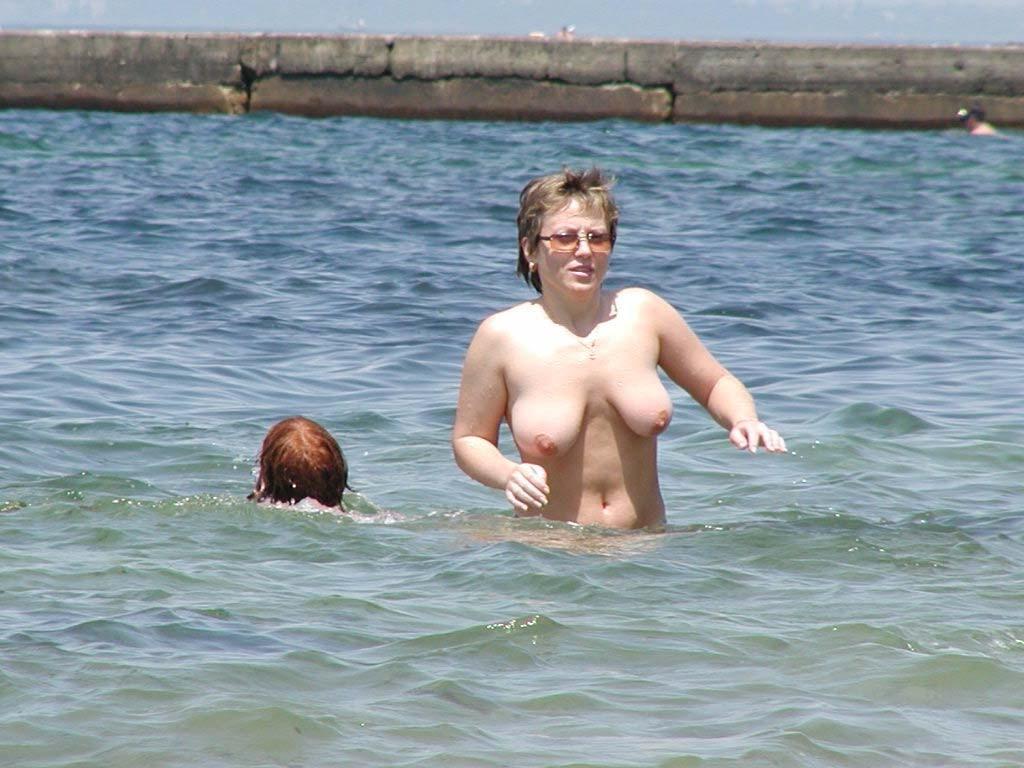 15P She's not shy about showing off her body in public