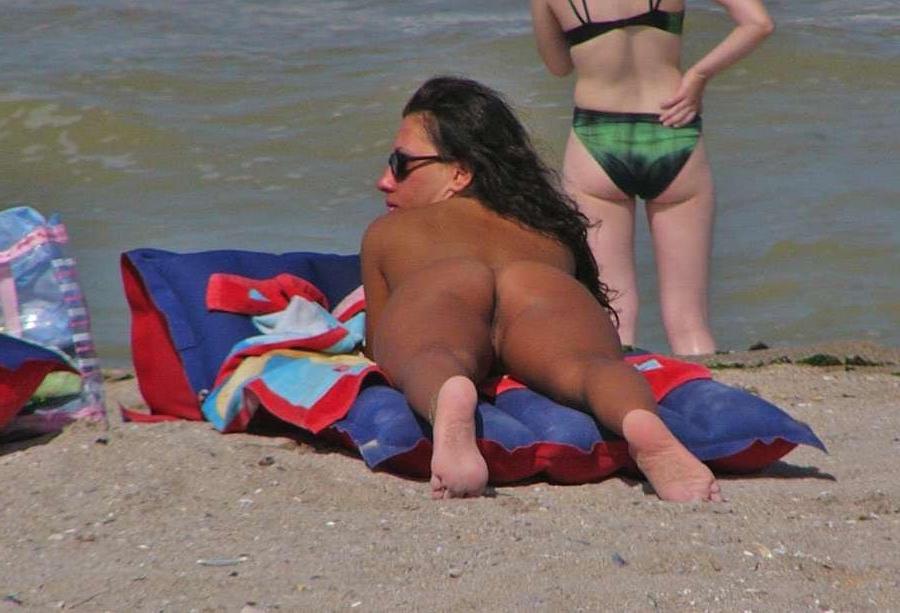 15P She's not shy about showing off her body in public