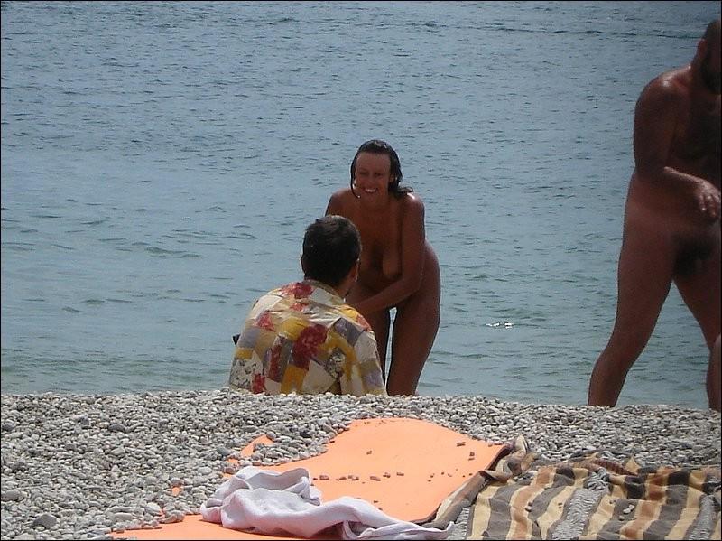 15P Unsuspecting babe enjoys playing a sex game in the sea