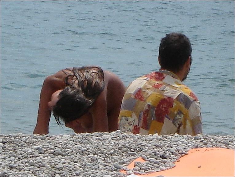 15P Unsuspecting babe enjoys playing a sex game in the sea