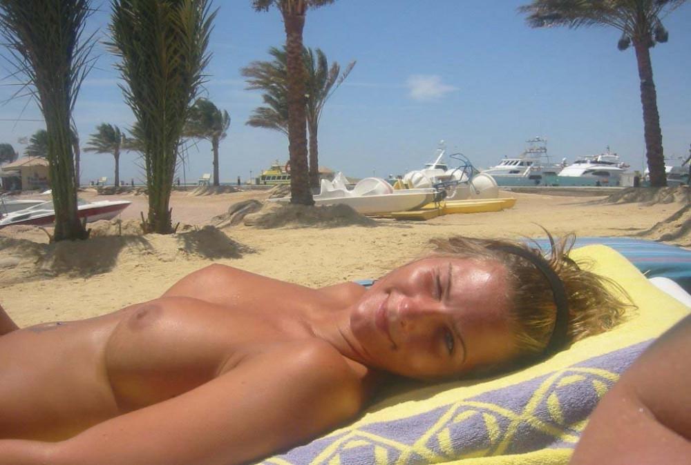 15P MILF With Perfect Tits On The Beach 