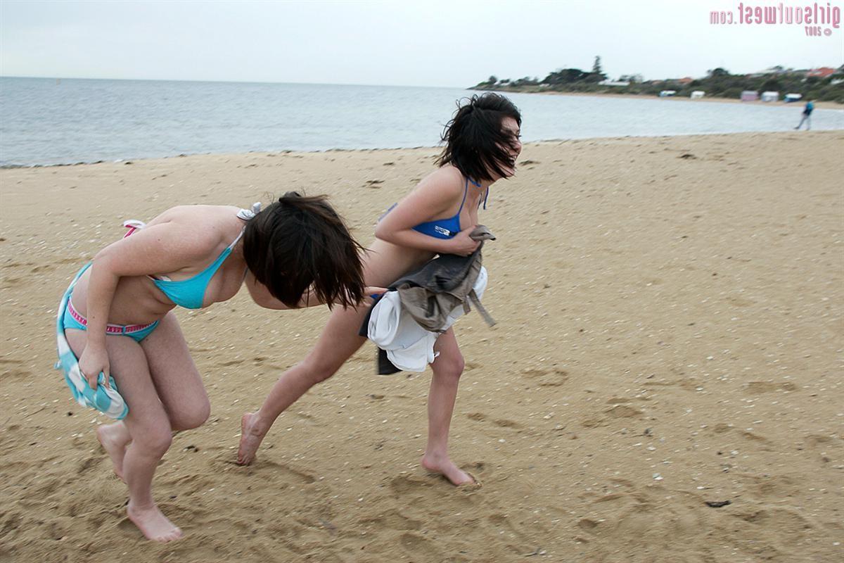 16P Australian amateur chicks flashing tits and pussy at the beach