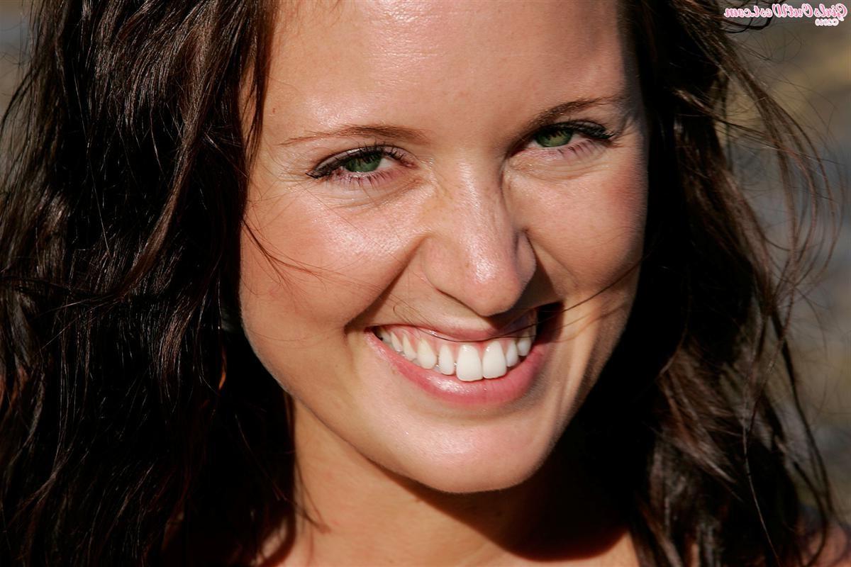 16P Australisches Amateurluder zieht am Strand seinen Bikini aus