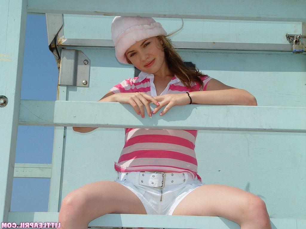 15P Eighteen year old flashes on beach n strips in car