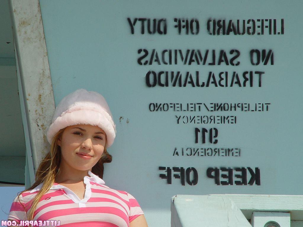 15P Eighteen year old flashes on beach n strips in car
