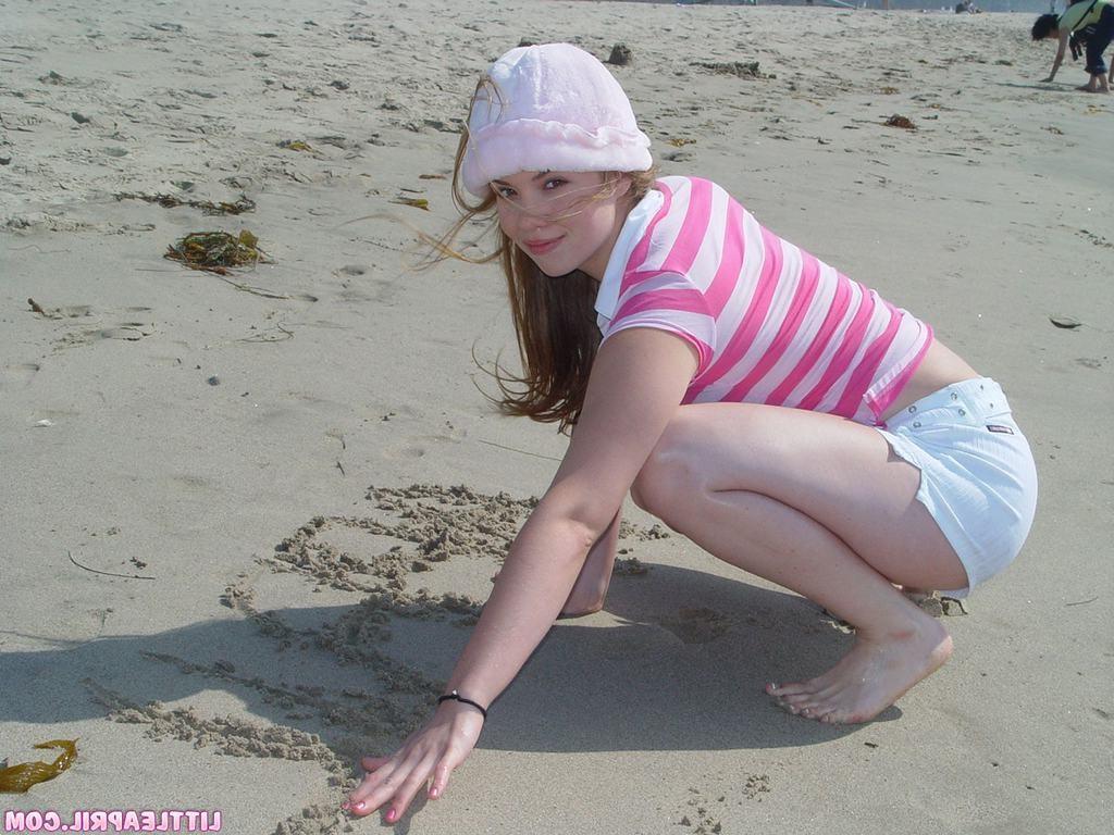 15P Eighteen year old flashes on beach n strips in car