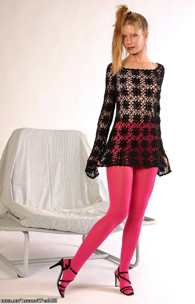 16P Cute mommy Max lowers her red pantyhose