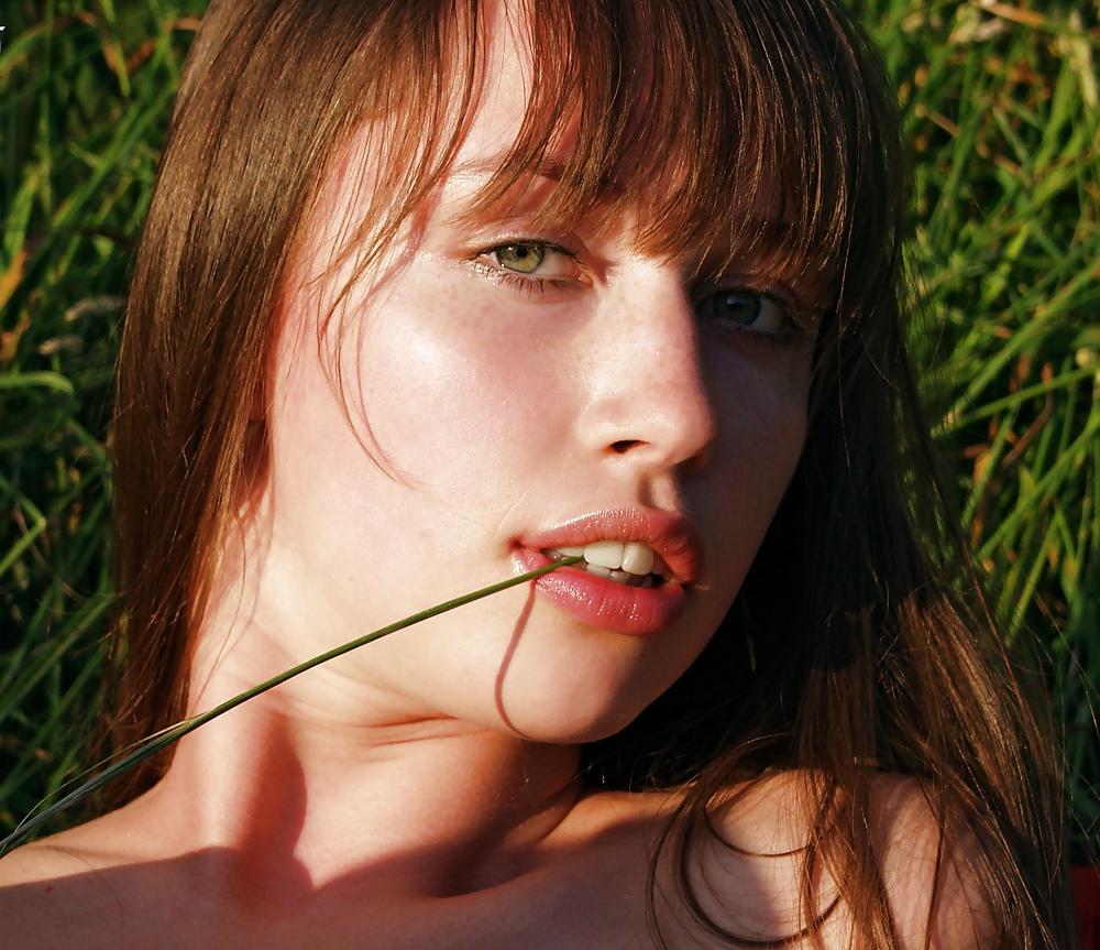 25P Sweet teen in a country field (Angela - Sweet virgin)