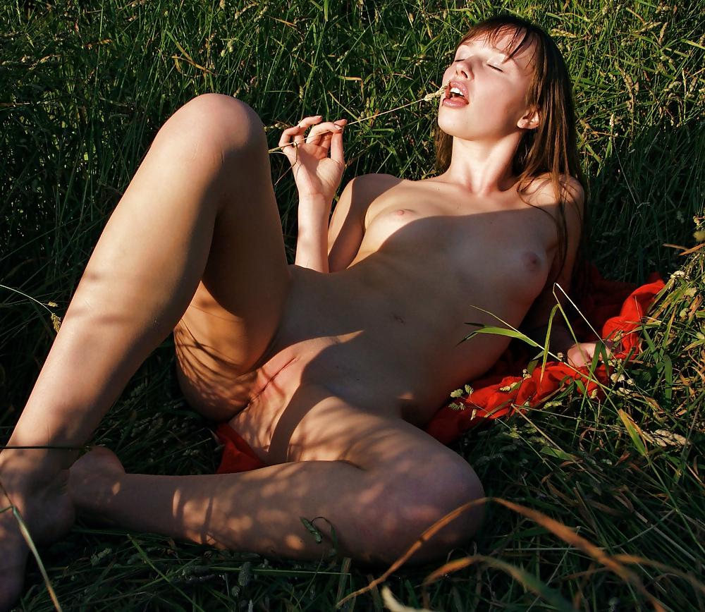 25P Sweet teen in a country field (Angela - Sweet virgin)