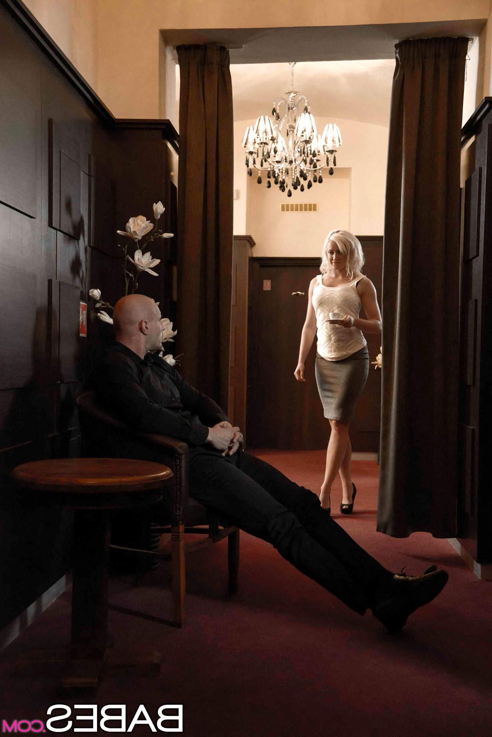 15P Vicktoria Redd seduces the handsome hotel guest in the lobby